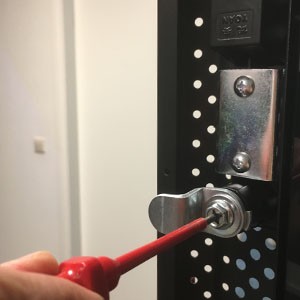 Monteren deur serverkast of wandkast